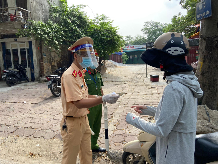 Kiểm tra giấy tờ và lý do ra đường của 1 trường hợp trên phố Võ Thị Sáu, phường Thanh Nhàn Kiểm tra giấy tờ và lý do ra đường của 1 trường hợp trên phố Võ Thị Sáu, phường Thanh Nhàn