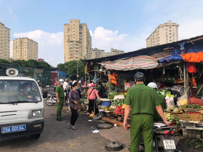 Lực lượng chức năng quận Cầu Giấy tuyên truyền, xử lý nghiêm các trường hợp vi phạm quy định giãn cách xã hội