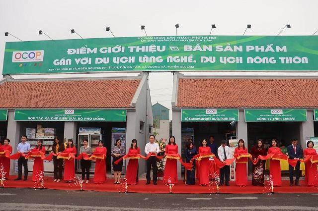 Đại diện lãnh đạo Trung ương, TP và huyện Gia Lâm cắt băng khai trương điểm giới thiệu sản phẩm OCOP trên địa bàn huyện Đại diện lãnh đạo Trung ương, TP và huyện Gia Lâm cắt băng khai trương điểm giới thiệu sản phẩm OCOP trên địa bàn huyện