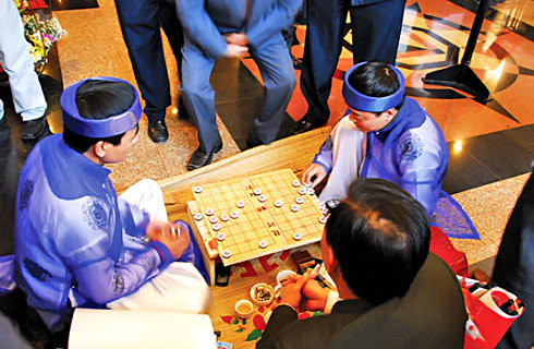 Hè phố trở thành một địa điểm “chiến lược” để chơi cờ rất nhiều người xúm xít xung quanh