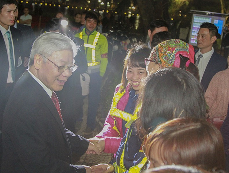 Tổng Bí thư ân cần thăm hỏi, chuyện trò và chúc Tết công nhân Công ty Công viên cây xanh Hà Nội đang làm việc trong đêm Giao thừa năm 2018.