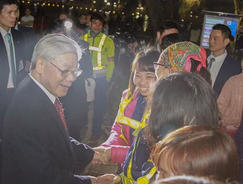 Tổng Bí thư ân cần thăm hỏi, chuyện trò và chúc Tết công nhân Công ty Công viên cây xanh Hà Nội đang làm việc trong đêm Giao thừa năm 2018.