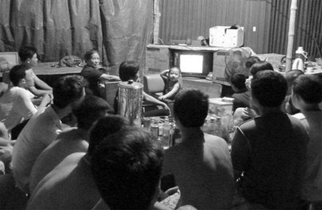 Cảnh xem bóng đá thời bao cấp