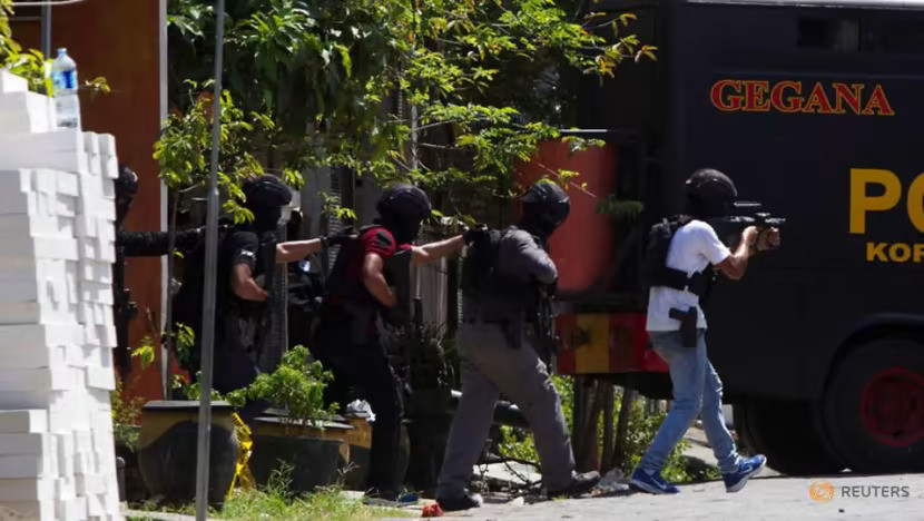 Cảnh sát chống khủng bố trong cuộc đột kích vào nhà một nghi phạm tại khu vực Medokan Ayu ở Surabaya, Indonesia hôm 15-5-2018
