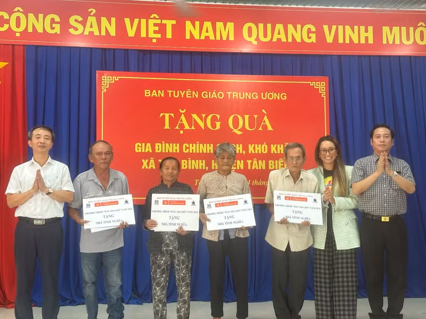 Bà Vũ Phương Thanh, đại diện Công ty Tân Hiệp Phát cùng ông Nguyễn Công Dũng, Tổng Biên tập Báo điện tử Đảng Cộng sản Việt Nam trao tặng kinh phí xây Nhà tình nghĩa cho các gia đình chính sách tại huyện Tân Biên, Tây Ninh