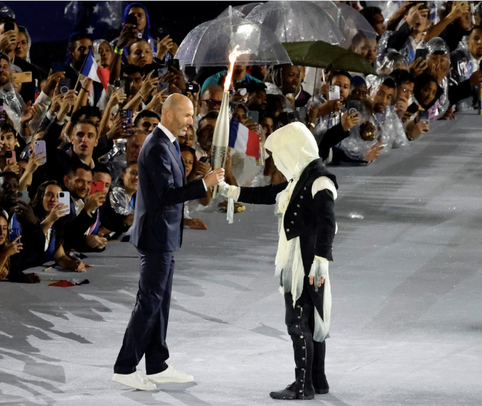 Ban tổ chức giữ bí mật danh tính nhân vật trao ngọn đuốc cho danh thủ Zinedine Zidane tại lễ khai mạc Olympic Paris