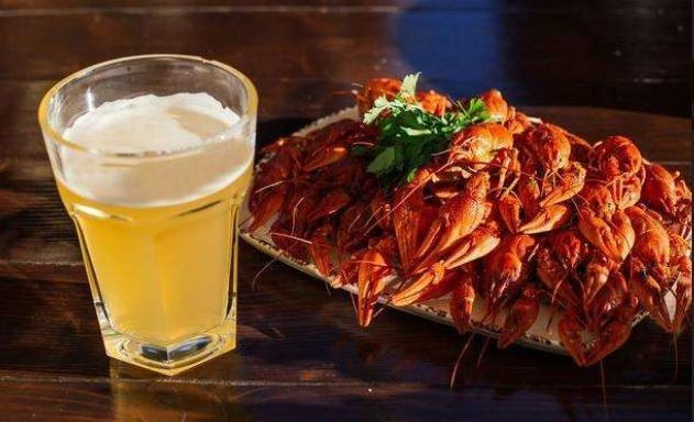 Vừa uống bia vừa ăn hải sản có thể làm tăng nguy cơ mắc bệnh gút cấp tính