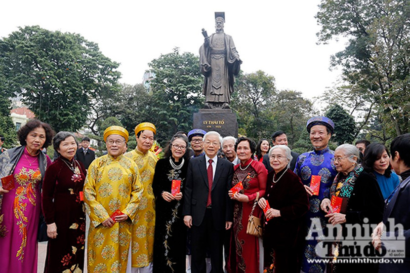Đón chào năm mới Đinh Dậu 2017, Kỷ niệm 87 năm Ngày thành lập Đảng Cộng sản Việt Nam (3-2-1930 / 3-2-2017), sáng 28-1 (tức mùng 1 Tết), Tổng Bí thư Nguyễn Phú Trọng đã đến thăm, chúc Tết Đảng bộ, chính quyền, nhân dân TP Hà Nội.