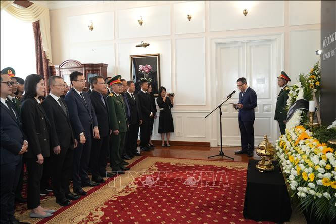 Toàn thể cán bộ, nhân viên Đại sứ quán Việt Nam tại Liên bang Nga bày tỏ lòng thương tiếc vô hạn trước sự ra đi của Tổng Bí thư Nguyễn Phú Trọng
