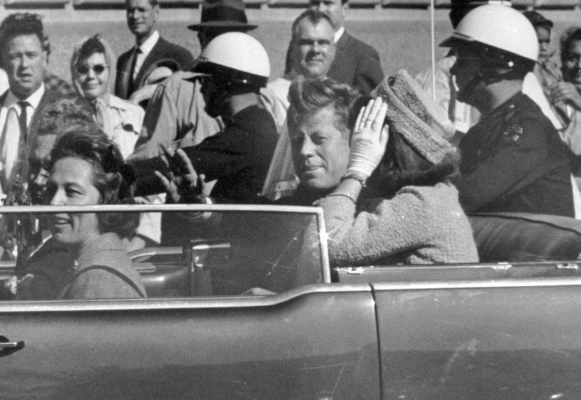 Tổng thống John F. Kennedy qua đời khi ngồi xe mui trần trong chuyến thăm Dallas vào tháng 11-1963