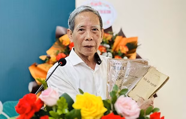 Ông Nguyễn Tuấn Khoa, con trai của cố nhà thơ Thâm Tâm giới thiệu các tác phẩm của cha