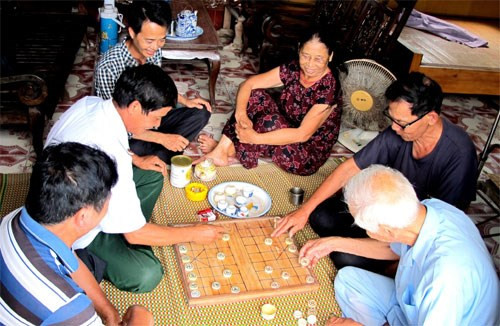 Chuyện chơi cờ ngoài phố có lắm thứ vui, có nhiều điều hay, nhưng cái hay nhất là vui ngày vui tháng
