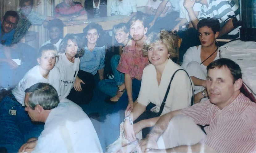 Nữ tiếp viên Nicola Dowling (thứ hai từ phải sang, tóc ngắn) là một trong những con tin