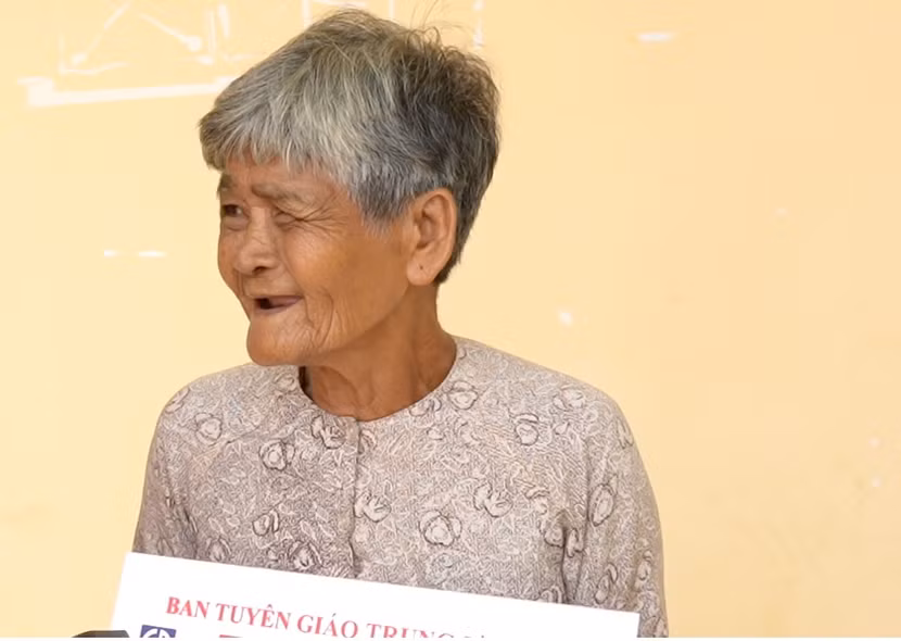 Bà Nguyễn Thị Liêm, 79 tuổi hồ hởi chia sẻ niềm vui