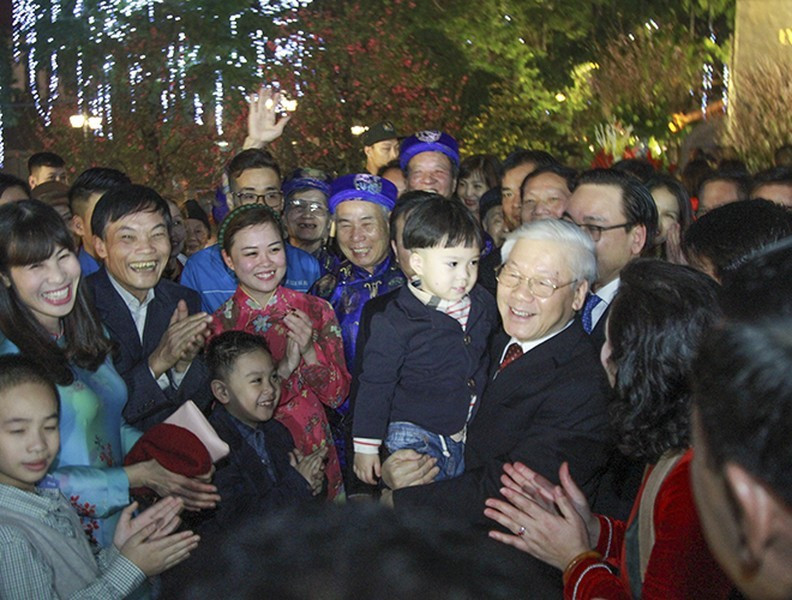 Tối 30 Tết Mậu Tuất (năm 2018), Tổng Bí thư Nguyễn Phú Trọng đã đến thăm, chúc Tết Đảng bộ, Chính quyền và nhân dân Thủ đô Hà Nội. Tổng Bí thư cũng thả bộ bên hồ Gươm, thăm hỏi và chúc Tết nhân dân. Đây là hình ảnh quen thuộc của Tổng Bí thư mỗi lần đến thăm và chúc Tết Đảng bộ, chính quyền và nhân dân Thủ đô.