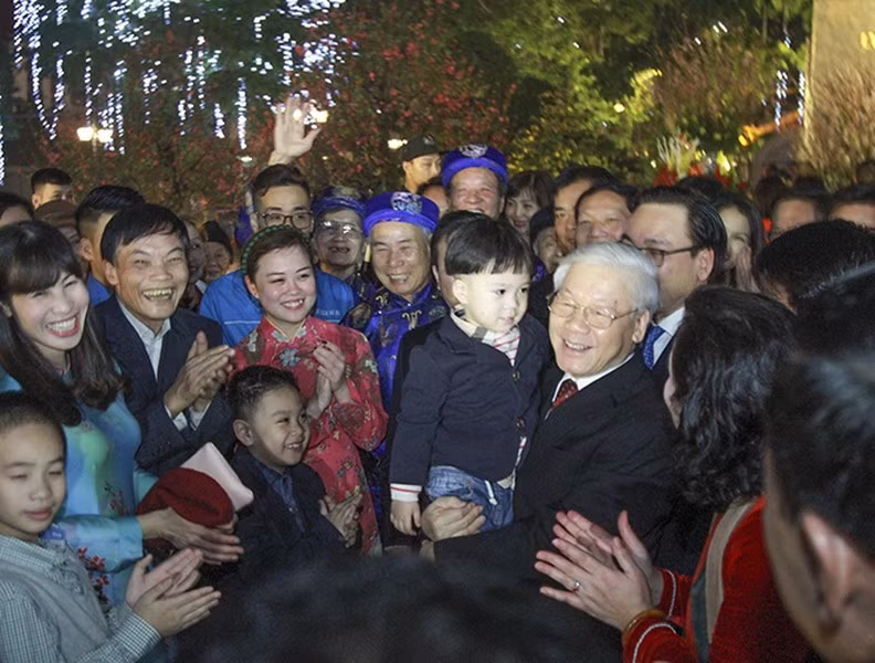 Tối 30 Tết Mậu Tuất (năm 2018), Tổng Bí thư Nguyễn Phú Trọng đã đến thăm, chúc Tết Đảng bộ, Chính quyền và nhân dân Thủ đô Hà Nội. Tổng Bí thư cũng thả bộ bên hồ Gươm, thăm hỏi và chúc Tết nhân dân. Đây là hình ảnh quen thuộc của Tổng Bí thư mỗi lần đến thăm và chúc Tết Đảng bộ, chính quyền và nhân dân Thủ đô.