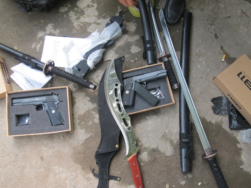 Xe 16 chỗ chở đầy thuốc kích dục và súng bắn đạn bi ảnh 2