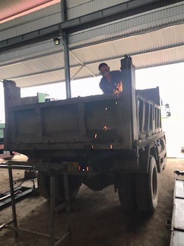 Công dân tự cắt bỏ thành thùng phương tiện sai quy định