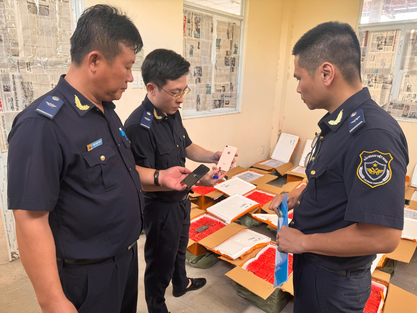 Hải quan thu giữ lượng lớn điện thoại đã qua sử dụng