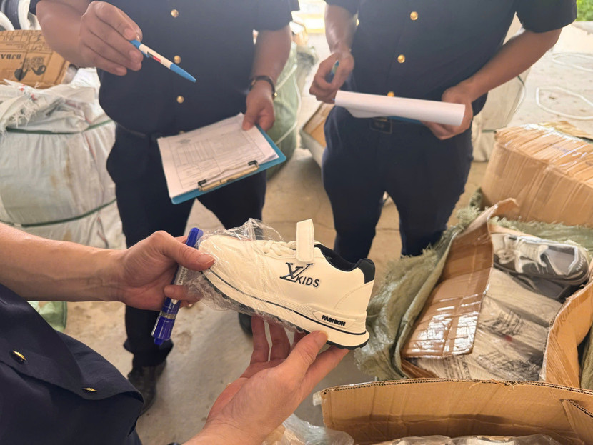 Hàng nghìn đôi giầy trẻ em nghi vi phạm sở hữu trí tuệ bị bắt giữ