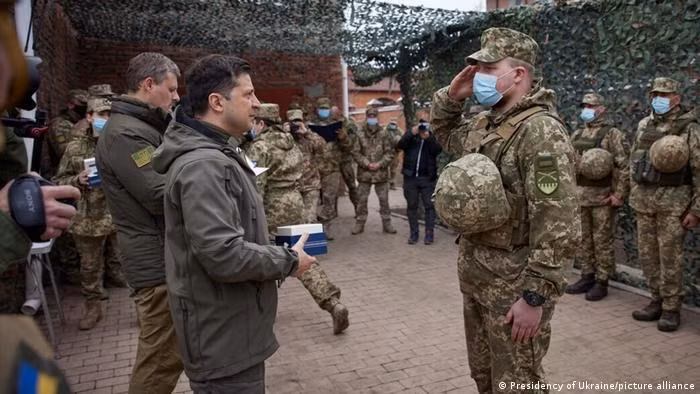 Tổng thống Ukraine thăm binh sĩ ở Donbass hôm 8-4