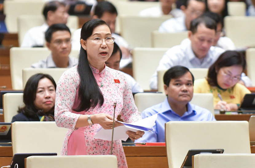 Đại biểu Phan Thị Mỹ Dung (đoàn Long An) thảo luận