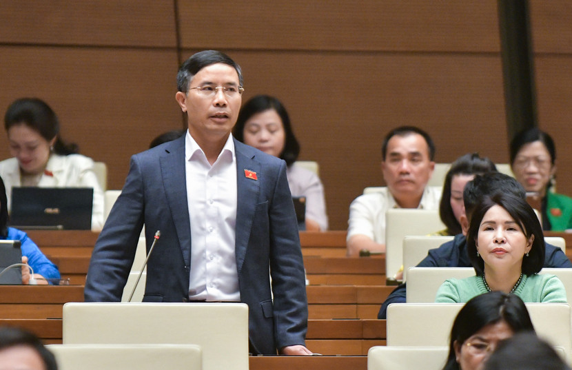 Đại biểu Phạm Đức Ấn (đoàn Hà Nội) thảo luận