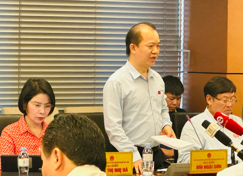 Đại biểu Bùi Hoài Sơn (đoàn Hà Nội) thảo luận