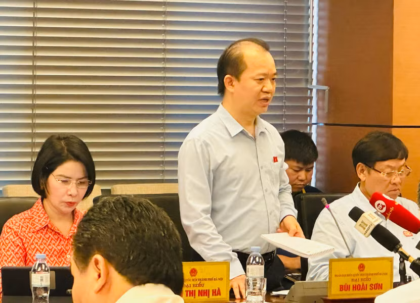 Đại biểu Bùi Hoài Sơn (đoàn Hà Nội) thảo luận Đại biểu Bùi Hoài Sơn (đoàn Hà Nội) thảo luận