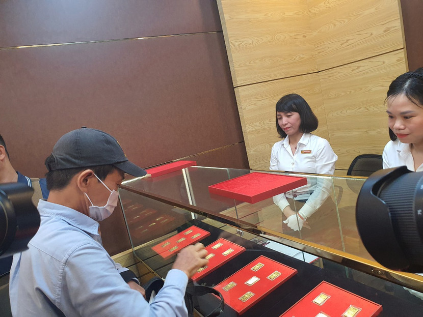 Số dư vàng cuối ngày của các tổ chức tín dụng được phép sản xuất, kinh doanh, mua bán vàng miếng... sẽ được nâng lên Số dư vàng cuối ngày của các tổ chức tín dụng được phép sản xuất, kinh doanh, mua bán vàng miếng... sẽ được nâng lên