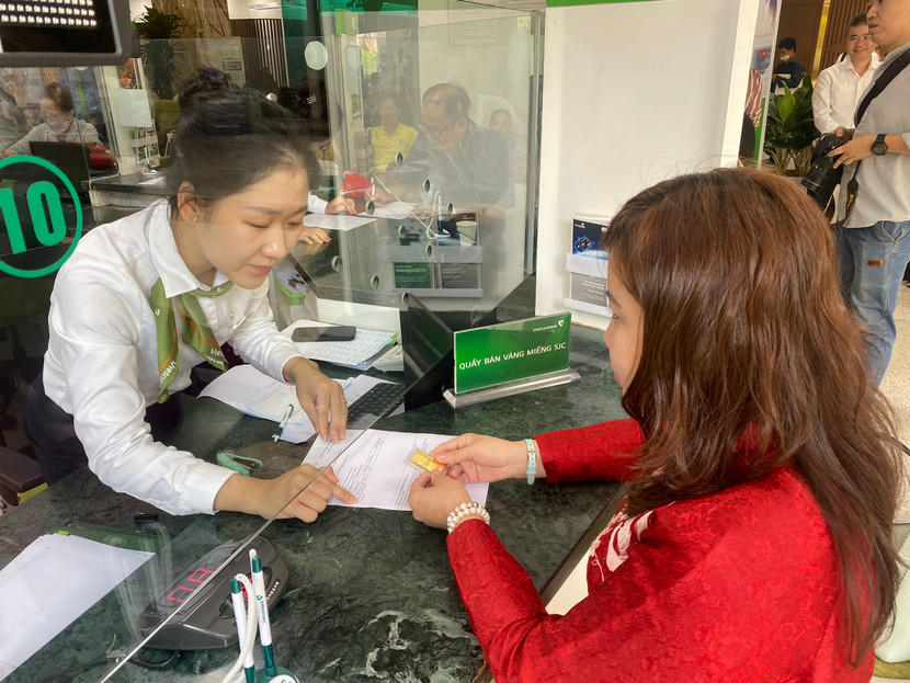 Giao dịch vàng và ngoại hối tại nhiều ngân hàng tăng mạnh