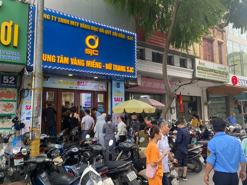 Người dân mua vàng đông đúc khi Ngân hàng Nhà nước triển khai bán vàng qua 4 ngân hàng và Công ty SJC Người dân mua vàng đông đúc khi Ngân hàng Nhà nước triển khai bán vàng qua 4 ngân hàng và Công ty SJC