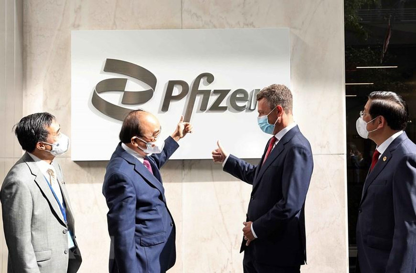 Chủ tịch nước Nguyễn Xuân Phúc đến thăm Công ty Pfizer