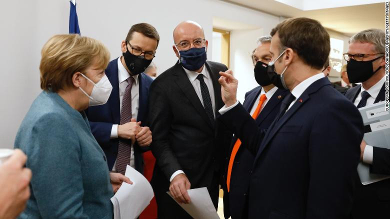 Thủ tướng Đức Angela Merkel, Chủ tịch Hội đồng châu Âu Charles Michel (giữa) và ông Macron tại Hội nghị thượng đỉnh các nhà lãnh đạo EU ở Brussels hôm 11-12