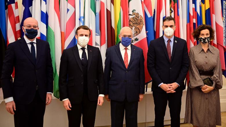 Tổng thống Pháp Macron (thứ hai bên trái) cùng các lãnh đạo châu Âu tại trụ sở tổ chức OECD ở Paris hôm 14-12