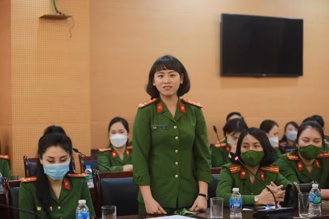 Đại uý Vũ Thu Trang - Cảnh sát khu vực CAP Phúc La, quận Hà Đông tại chương trình gặp mặt biểu dương, đối thoại với các đồng chí nữ Cảnh sát khu vực, Công an xã hôm 26-3-2022, do Đảng ủy - Ban Giám đốc CATP Hà Nội tổ chức