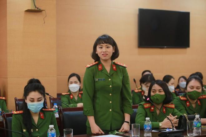 Đại uý Vũ Thu Trang - Cảnh sát khu vực CAP Phúc La, quận Hà Đông tại chương trình gặp mặt biểu dương, đối thoại với các đồng chí nữ Cảnh sát khu vực, Công an xã hôm 26-3-2022, do Đảng ủy - Ban Giám đốc CATP Hà Nội tổ chức