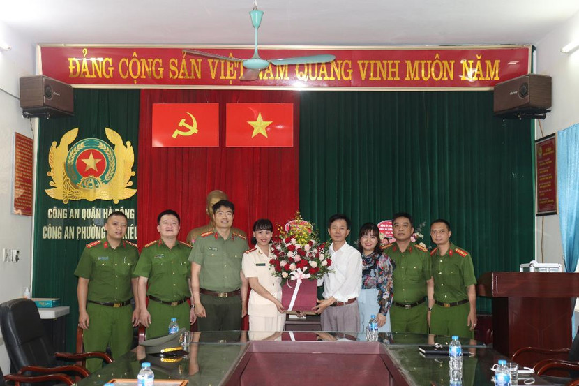 Chỉ huy CAQ Hà Đông và chính quyền cơ sở, BCH CAP Yết Kiêu chúc mừng Đại úy Vũ Thu Trang