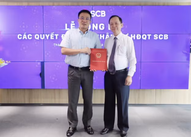 Phó Thống đốc Thường trực NHNN Đào Minh Tú trao quyết định thôi chỉ định chức Chủ tịch HĐQT SCB cho ông Vũ Anh Đức