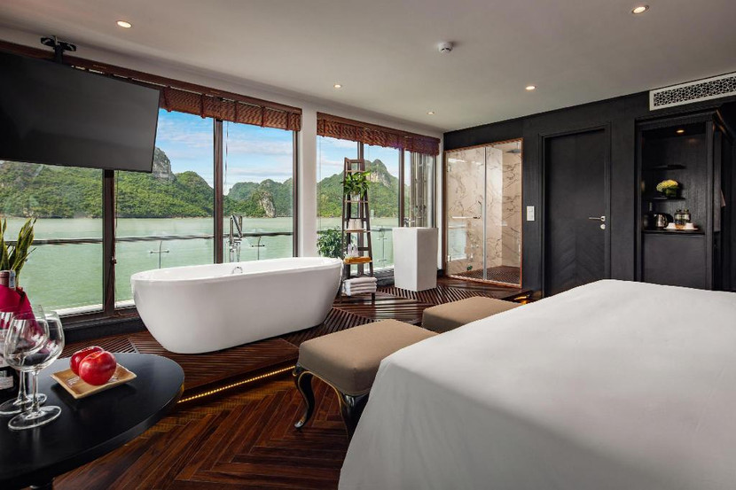 Đây là lần đầu tiên cơ quan công an triệt phá đường dây mua bán dâm trên du thuyền ở Hạ Long Đây là lần đầu tiên cơ quan công an triệt phá đường dây mua bán dâm trên du thuyền ở Hạ Long