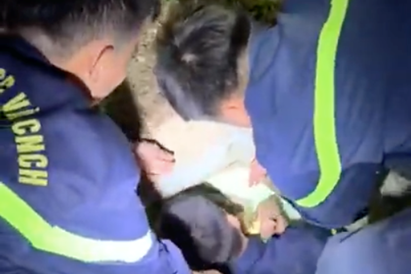 Do cống nước rất nhỏ nên quá trình giải cứu cháu bé gặp khó khăn Do cống nước rất nhỏ nên quá trình giải cứu cháu bé gặp khó khăn