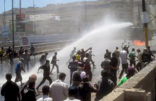 Lực lượng an ninh dùng vòi rồng để giải tán người biểu tình