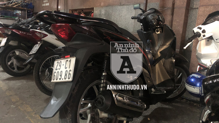Chiếc xe máy SH đeo BKS của một "xe SH màu đen" cùng chủng loại, nhưng không phải BKS thật của xe Chiếc xe máy SH đeo BKS của một "xe SH màu đen" cùng chủng loại, nhưng không phải BKS thật của xe