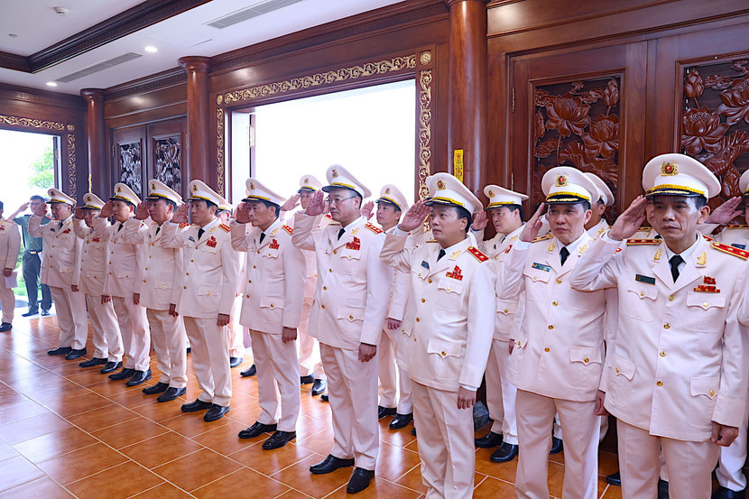 Đoàn đại biểu Đảng uỷ Công an Trung ương dâng hương tưởng niệm Chủ tịch Hồ Chí Minh.