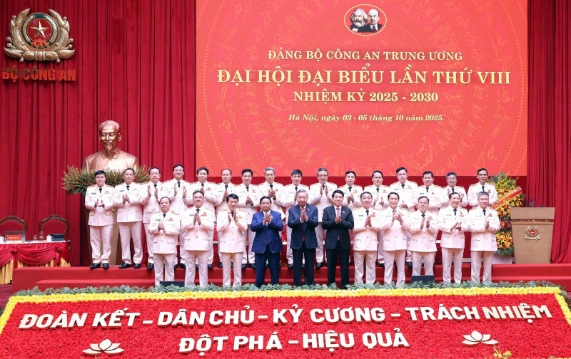 Tổng Bí thư Tô Lâm, Chủ tịch nước Lương Cường, Thủ tướng Chính phủ Phạm Minh Chính với các đồng chí trong Đảng uỷ Công an Trung ương tham dự đại hội Tổng Bí thư Tô Lâm, Chủ tịch nước Lương Cường, Thủ tướng Chính phủ Phạm Minh Chính với các đồng chí trong Đảng uỷ Công an Trung ương tham dự đại hội