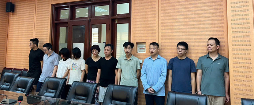 Nguyễn Hòa Bình (thứ ba từ phải sang) và các đối tượng liên quan vụ án...