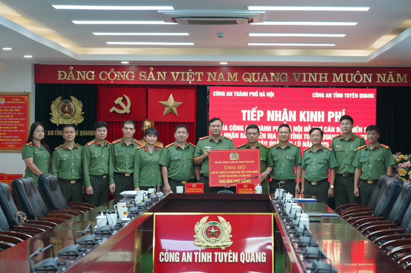 Đoàn công tác CATP Hà Nội trao tặng quà ủng hộ cán bộ, chiến sĩ và nhân dân tỉnh Tuyên Quang bị ảnh hưởng do mưa lũ