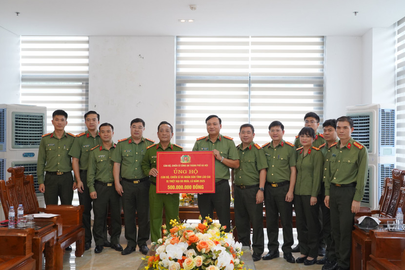 Đoàn công tác CATP Hà Nội trao tặng quà ủng hộ cán bộ, chiến sĩ và nhân dân tỉnh Lào Cai khắc phục hậu quả thiên tai