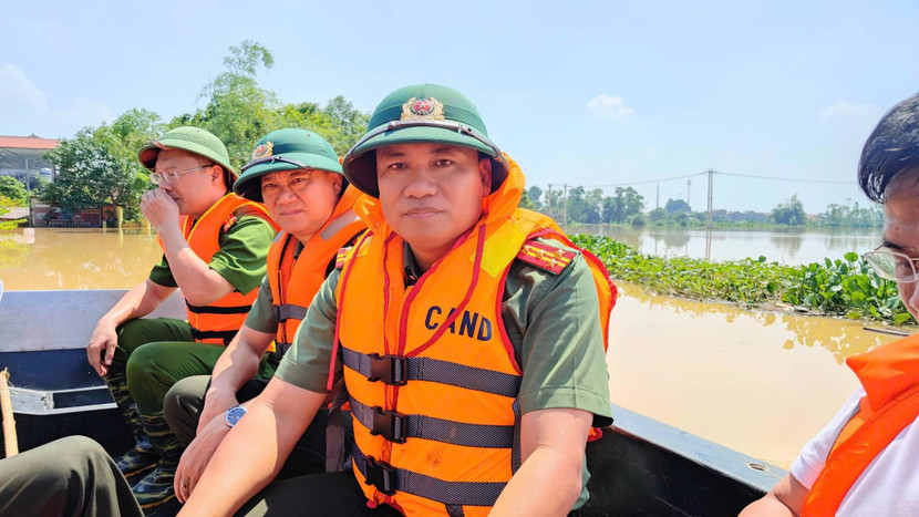 Đại tá Nguyễn Tiến Đạt, Phó Giám đốc CATP Hà Nội trực tiếp kiểm tra các vùng ngập sâu thuộc các xã Trung Giã và Đa Phúc...