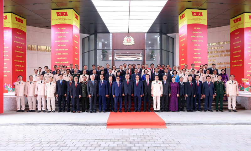 Tổng Bí thư Tô Lâm, Chủ tịch nước Lương Cường, Thủ tướng Chính phủ Phạm Minh Chính, Chủ tịch Quốc hội Trần Thanh Mẫn với các đại biểu chụp ảnh lưu niệm tại Trụ sở Bộ Công an Tổng Bí thư Tô Lâm, Chủ tịch nước Lương Cường, Thủ tướng Chính phủ Phạm Minh Chính, Chủ tịch Quốc hội Trần Thanh Mẫn với các đại biểu chụp ảnh lưu niệm tại Trụ sở Bộ Công an